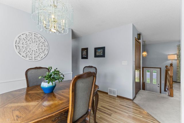 2162 Maple Lane E, Maplewood, MN 55109