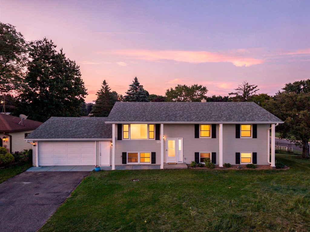 2162 Maple Lane E, Maplewood, MN 55109