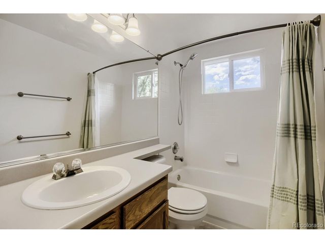 1633 Deerwood Dr, Longmont, CO 80504