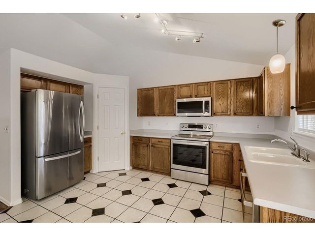 1633 Deerwood Dr, Longmont, CO 80504