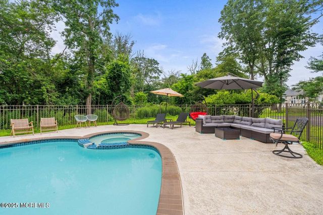 21 Old Queens Court, Eatontown, NJ 07724