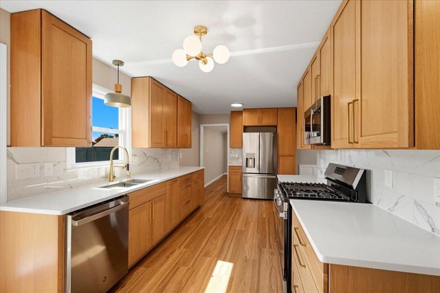 5801 W Allwood DRIVE, Franklin, WI 53132