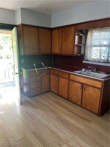 422 Iddings Avenue SE, Warren, OH 44483