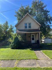 422 Iddings Avenue SE, Warren, OH 44483