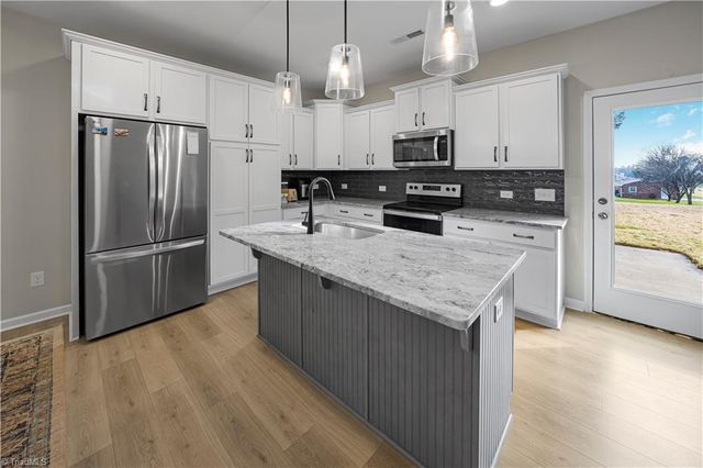 4627 Shattalon Drive, Winston-salem, NC 27106