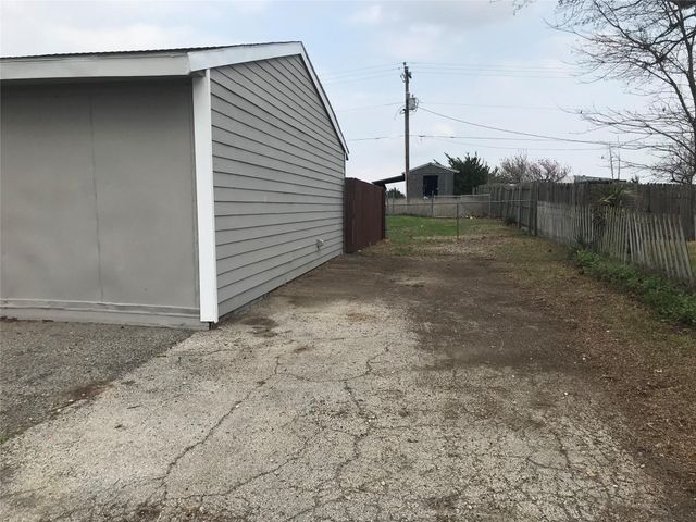 303 Raymond Street, Farmersville, TX 75442