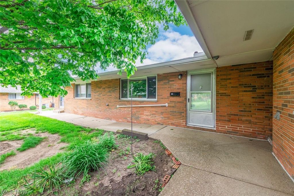21834 River Oaks Drive E2, Rocky River, OH 44116