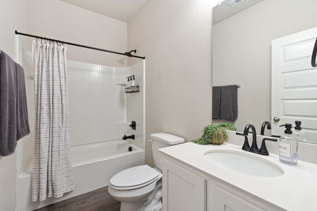 428 Green Hill Drive, Waxahachie, TX 75167