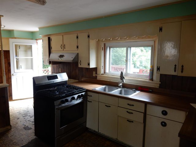 594 E Main Street, Newport City, VT 05855