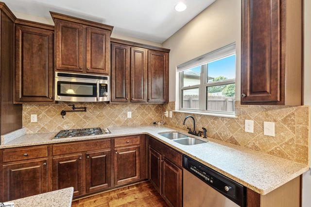 135 Adams Creek Place, Simpsonville, SC 29681