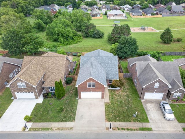1009 Hendricks Ct, Clarksville, TN 37040