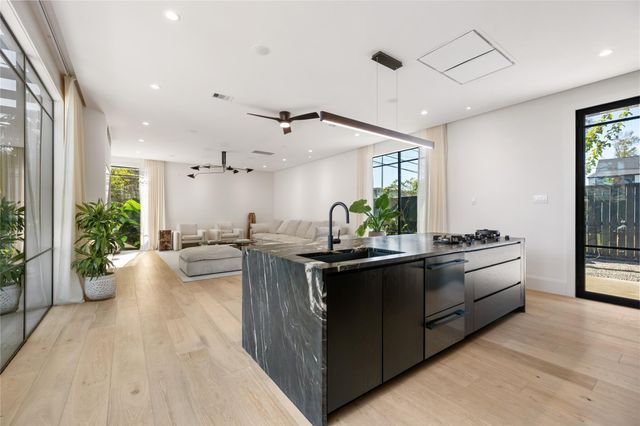 419 W 30th Street, Houston, TX 77018