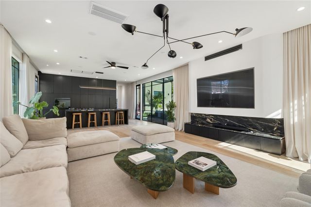 419 W 30th Street, Houston, TX 77018