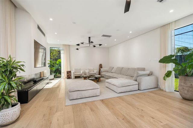 419 W 30th Street, Houston, TX 77018