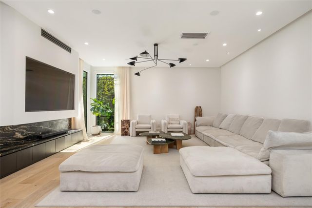 419 W 30th Street, Houston, TX 77018