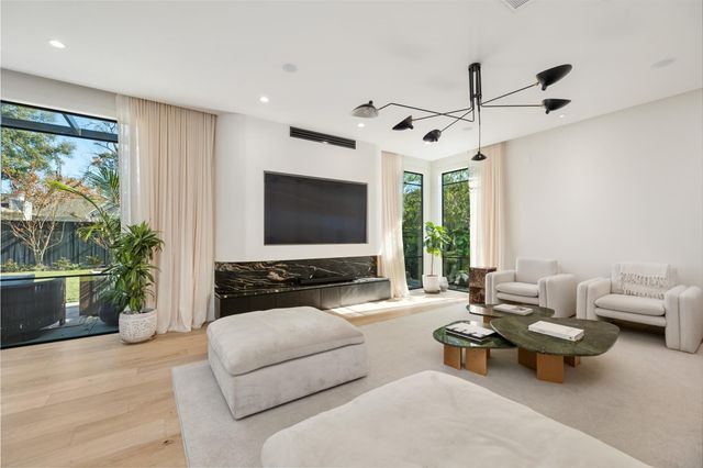 419 W 30th Street, Houston, TX 77018