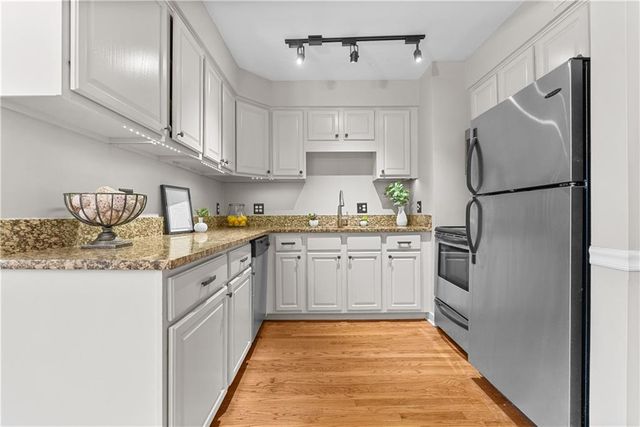 4942 Walnut Street 2 South, Kansas City, MO 64112