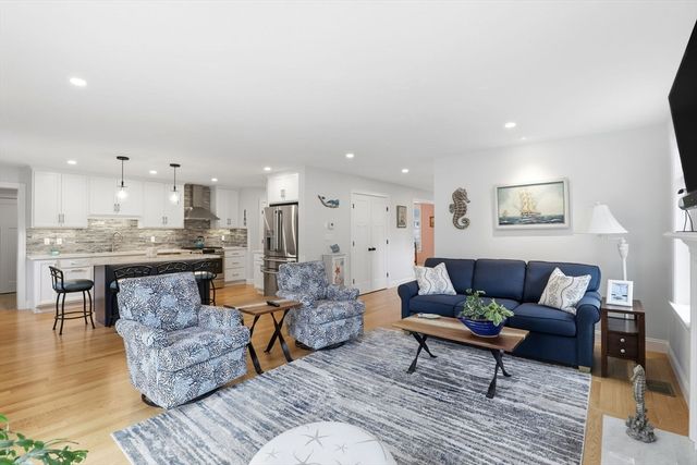 33 Farm Rd, Plymouth, MA 02360