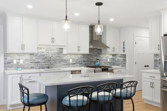 33 Farm Rd, Plymouth, MA 02360