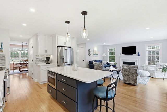 33 Farm Rd, Plymouth, MA 02360