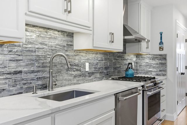 33 Farm Rd, Plymouth, MA 02360