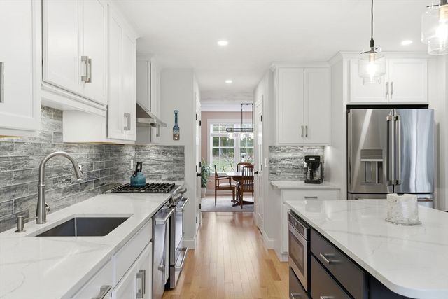 33 Farm Rd, Plymouth, MA 02360