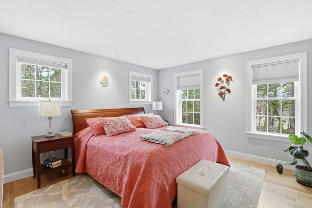 33 Farm Rd, Plymouth, MA 02360