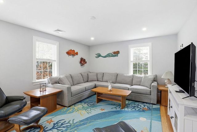 33 Farm Rd, Plymouth, MA 02360