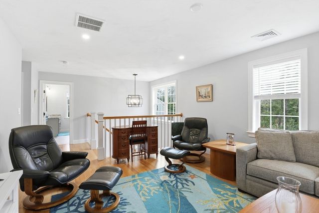 33 Farm Rd, Plymouth, MA 02360