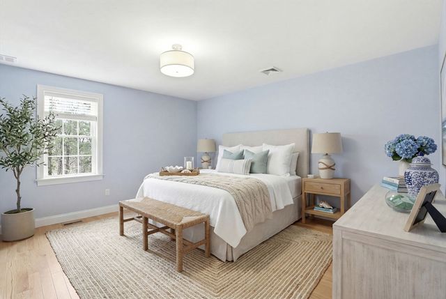33 Farm Rd, Plymouth, MA 02360