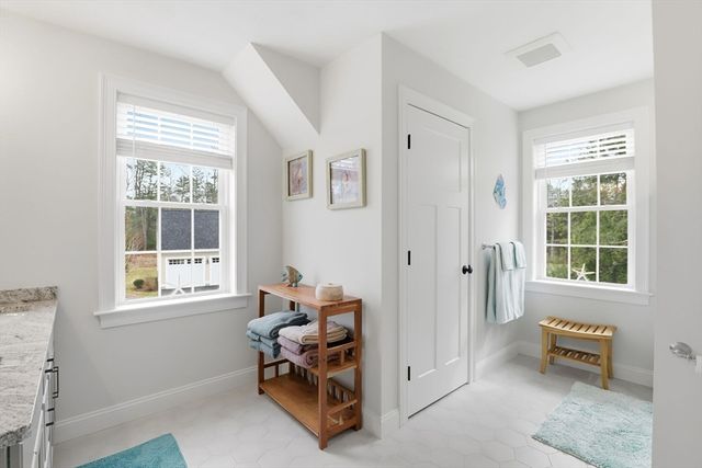 33 Farm Rd, Plymouth, MA 02360