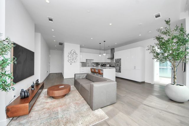 4521 San Felipe Street 1904, Houston, TX 77027