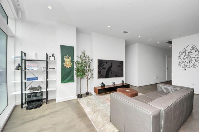 4521 San Felipe Street 1904, Houston, TX 77027