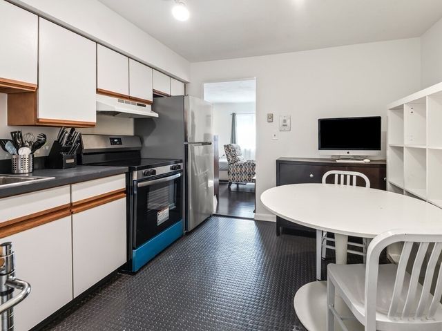 10 Roberts 12, Somerville, MA 02145