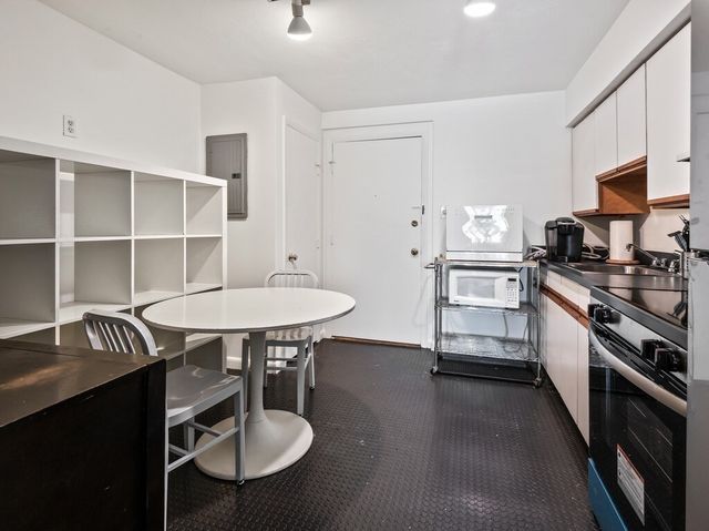 10 Roberts 12, Somerville, MA 02145