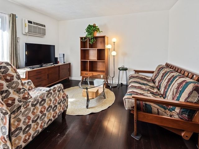 10 Roberts 12, Somerville, MA 02145