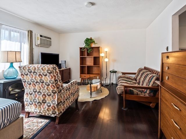 10 Roberts 12, Somerville, MA 02145