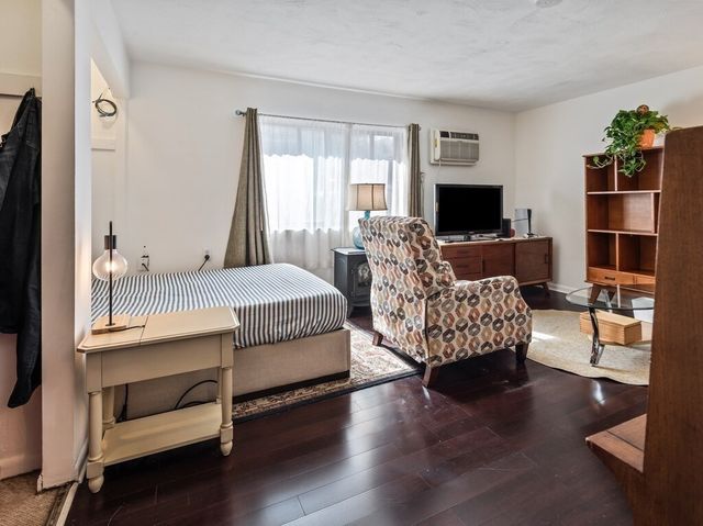 10 Roberts 12, Somerville, MA 02145