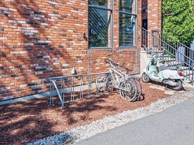10 Roberts 12, Somerville, MA 02145