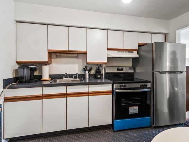 10 Roberts 12, Somerville, MA 02145