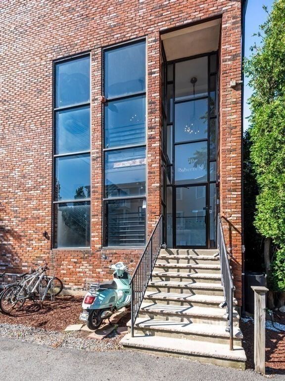10 Roberts 12, Somerville, MA 02145