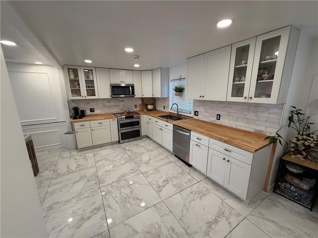 6705 N Overland Drive, Kansas City, MO 64151