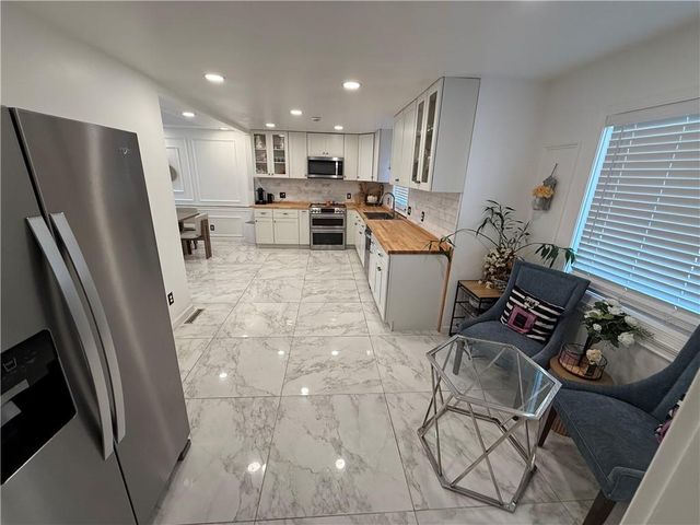 6705 N Overland Drive, Kansas City, MO 64151