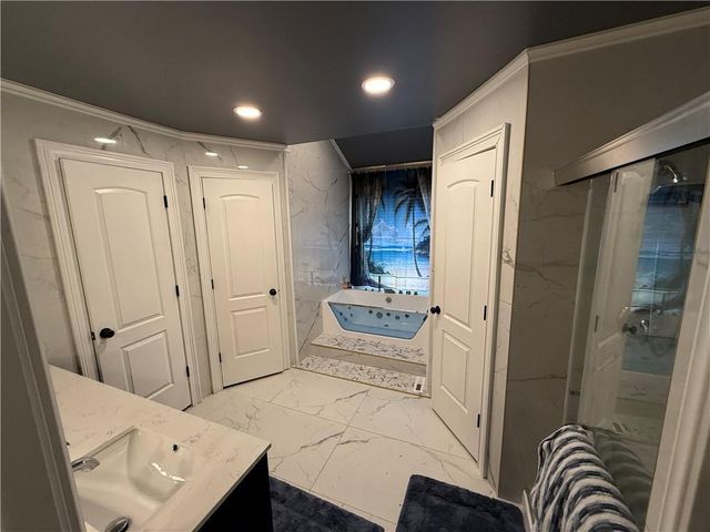 6705 N Overland Drive, Kansas City, MO 64151