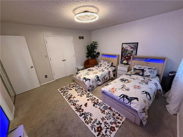 6705 N Overland Drive, Kansas City, MO 64151