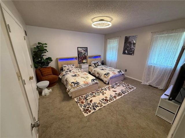 6705 N Overland Drive, Kansas City, MO 64151