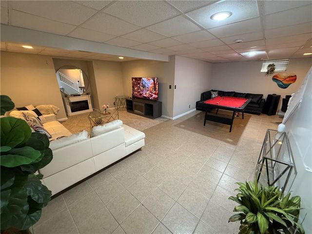 6705 N Overland Drive, Kansas City, MO 64151