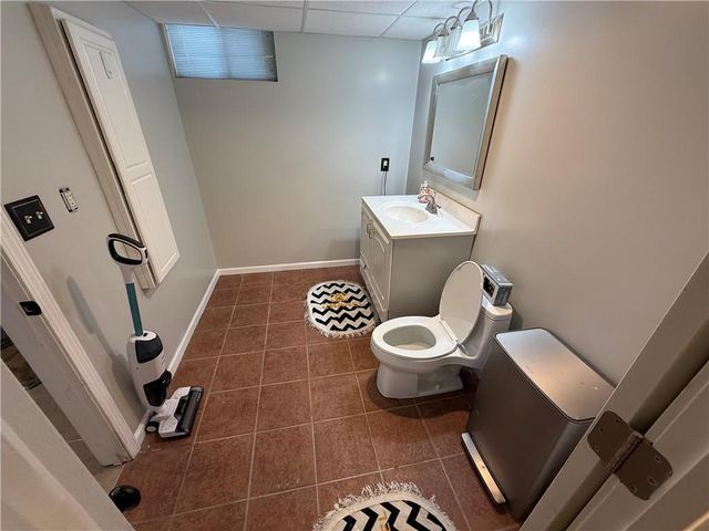 6705 N Overland Drive, Kansas City, MO 64151