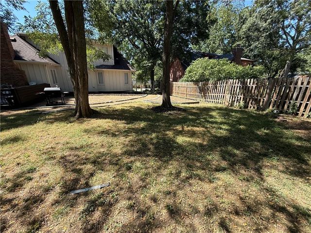 6705 N Overland Drive, Kansas City, MO 64151