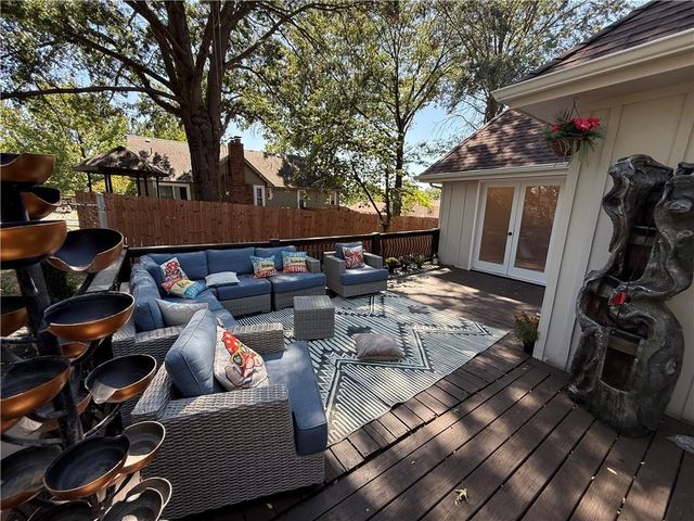 6705 N Overland Drive, Kansas City, MO 64151